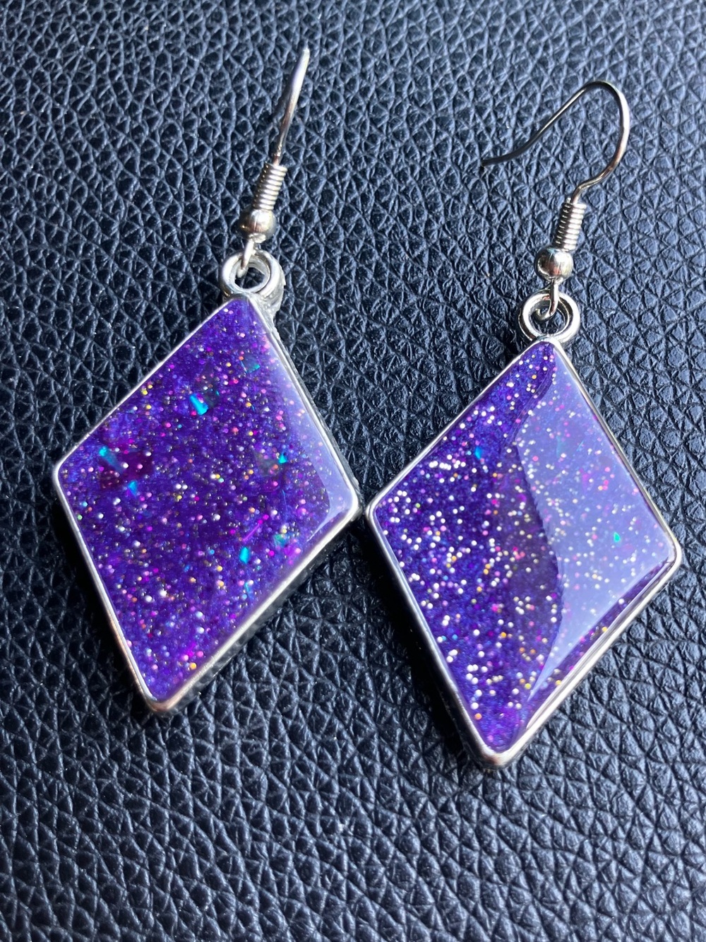 Purple glitter diamond shaped dangling earrings - Picture 3 of 6